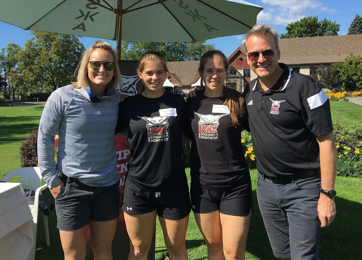 Émie et Justine Turcotte, joueuses de hockey féminin pour les Lynx, ont eu la chance de rencontrer leur idole Marie-Philip Poulin, triple médaillée olympique en hockey, en compagnie de Sylvain Lambert, directeur général du Cégep. 