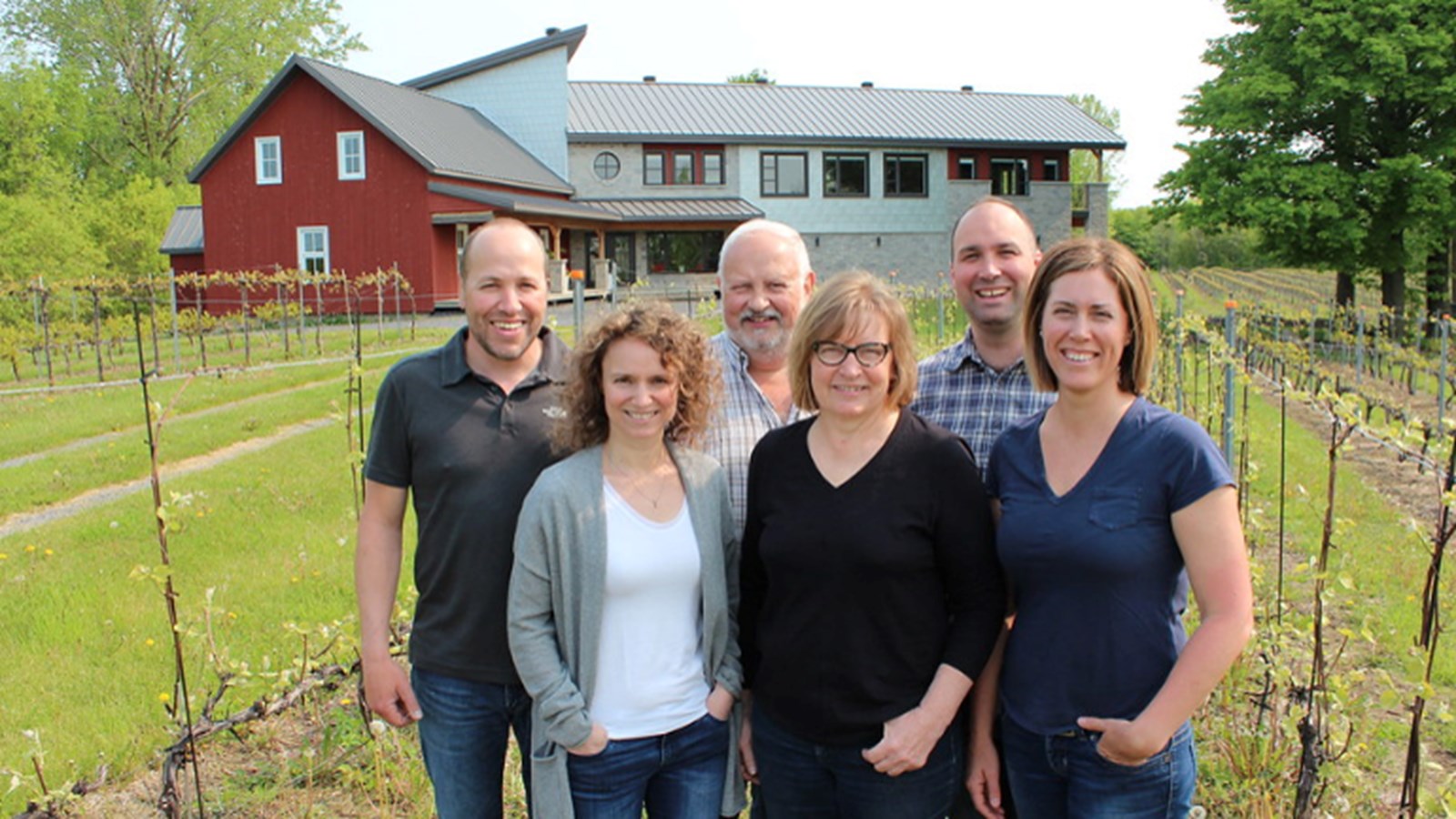 Un vignoble de Saint-Blaise-sur-Richelieu a ouvert ses portes aux curieux ce dimanche 8 septembre. Ici, on voit la famille propriétaire de l'entreprise. 