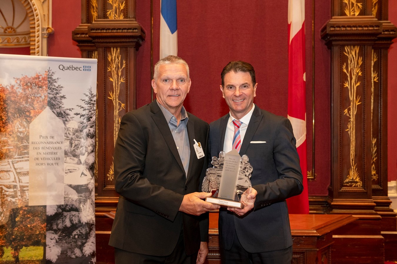 Pierre Joncas, lauréat de la Montérégie (VTT), et le ministre François Bonnardel.