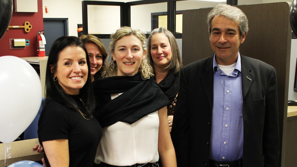 De gauche à droite : Marilyn Blais, adjointe à la direction générale; Stéphanie Cloutier, commis à l’accueil; Élaine Magnan, directrice des communications, relations publiques et citoyennes; Linda Laplante, commis à l’accueil et Patrick Marquès, maire.