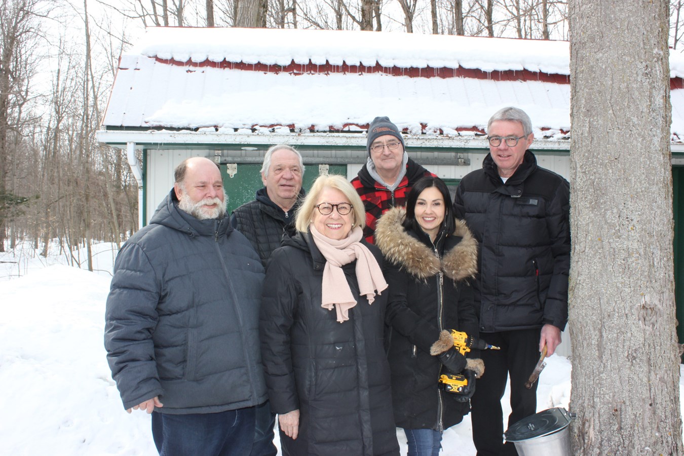 David Hall, président des Producteurs et productrices acéricoles de Montérégie-Est; Raynald Désorcy, propriétaire de la Cabane à sucre Désorcy; Francine Morin, préfète de la MRC des Maskoutains, Chantal Soucy, députée de Saint-Hyacinthe; François Béliveau, 1er vice-président des Producteurs et productrices acéricoles de Montérégie-Ouest et Claude Corbeil, maire de Saint-Hyacinthe, étaient tous présents hier pour l'entaille traditionnelle.