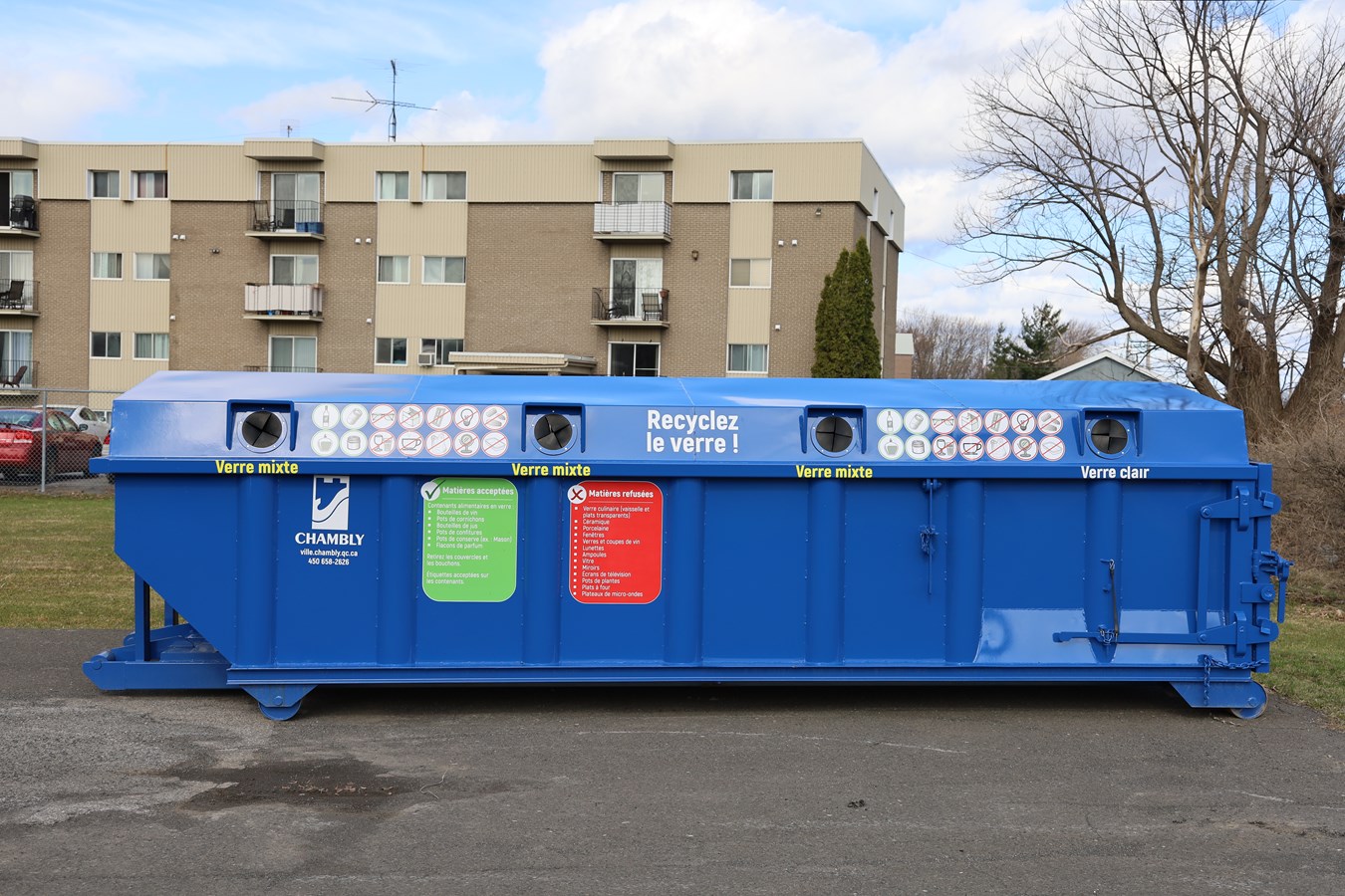 Un conteneur installé pour recycler les contenants de verre