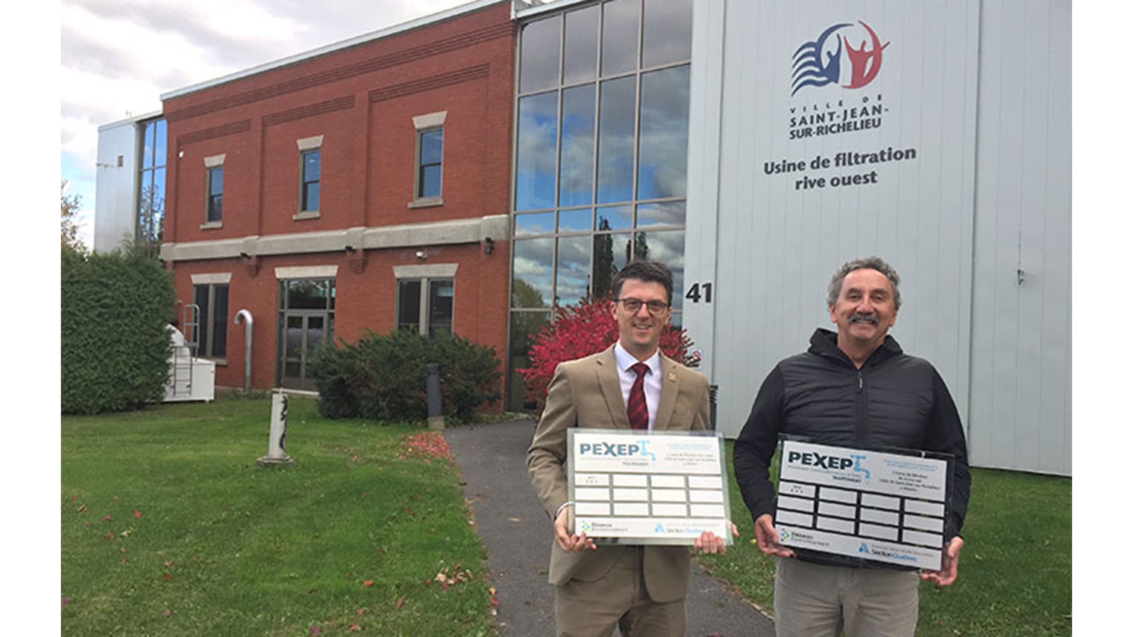 Le maire de la Ville de Saint-Jean-sur-Richelieu, Alain Laplante, et Éric Desbiens, chef de la Division eau potable recevaient une attestation 3 étoiles de Réseau Environnement pour la qualité de l’eau potable en 2018