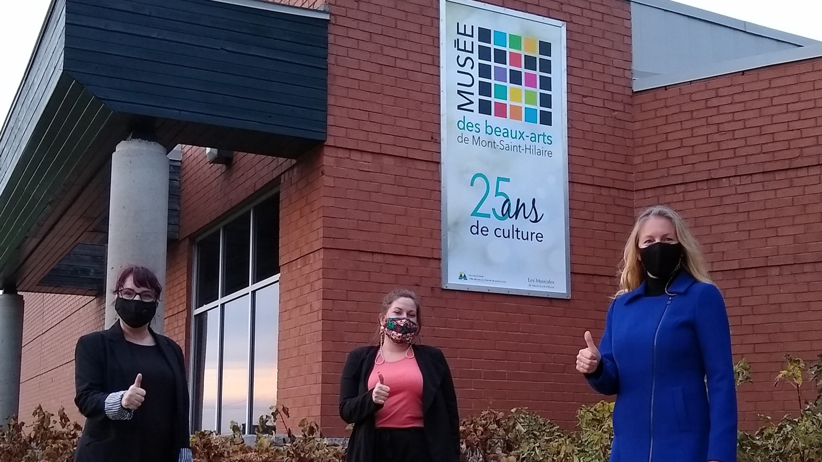 Marie-Josée Pednault, animatrice, Sophie Gagnon, préposée à l'accueil et Chantal Millette, directrice générale du Musée des beaux-arts de Mont-Saint-Hilaire ont pris la pose devant la nouvelle identité visuelle
