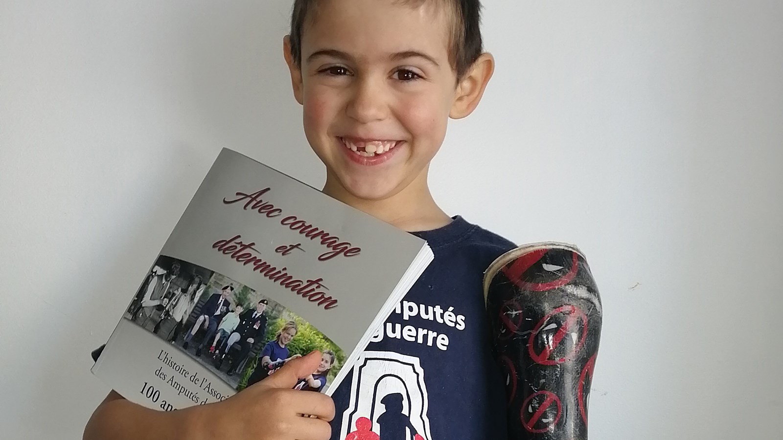 Voici Hugo, le matin de sa présentation. Il avait apporté ses prothèses ainsi qu’un livre portant sur l’Association des Amputés de guerre; un organisme qui lui vient en aide 

