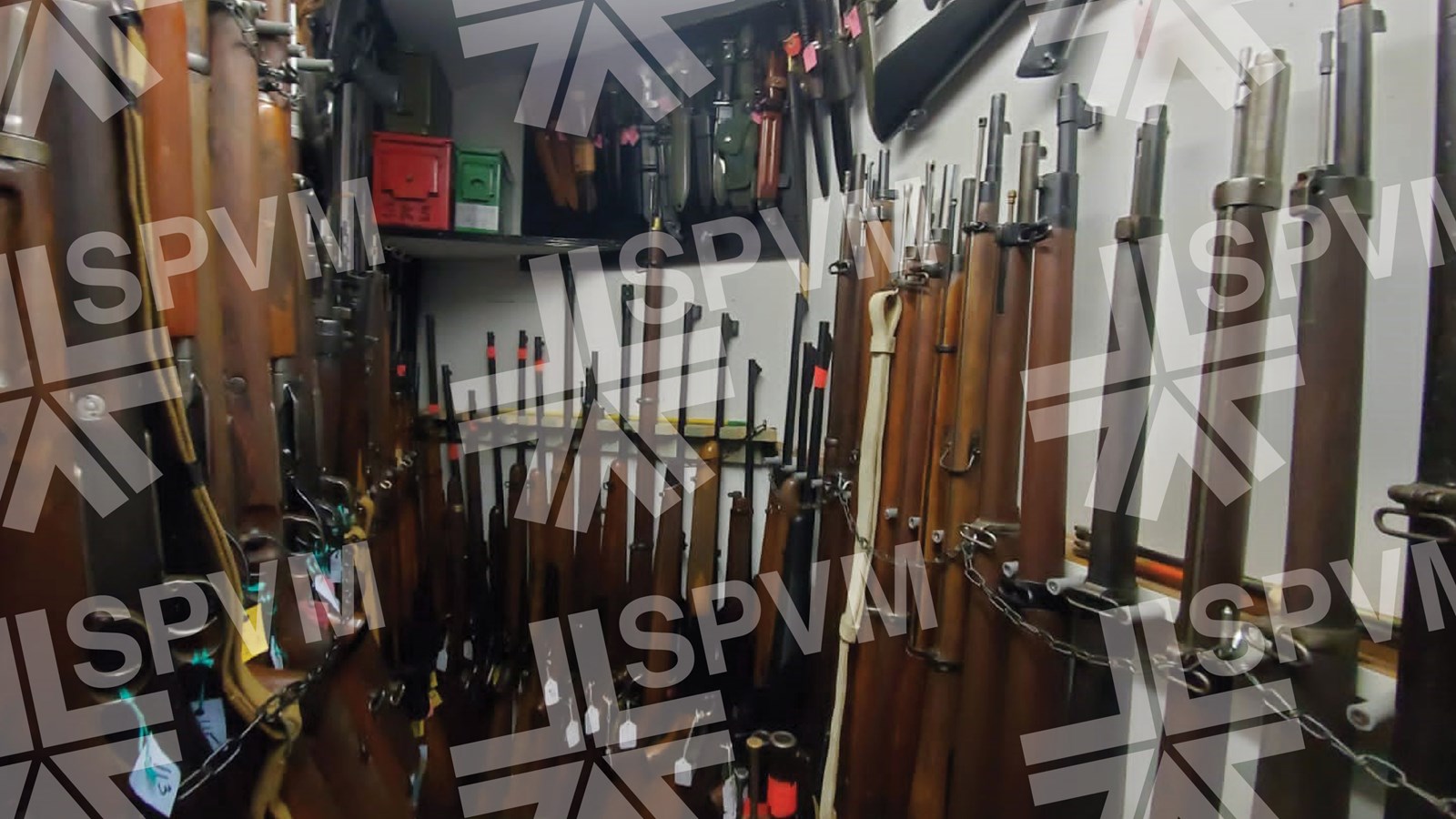 89 armes prohibées saisies chez un couple de trafiquants 