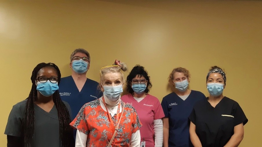 Une partie de l’équipe d’aides de services et leurs mentors à l’Hôpital Honoré-Mercier de Saint-Hyacinthe