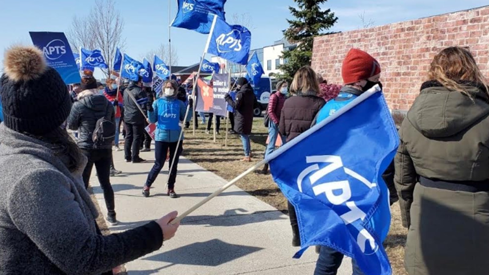 L’APTS érige un mur devant le bureau de circonscription du ministre Christian Dubé