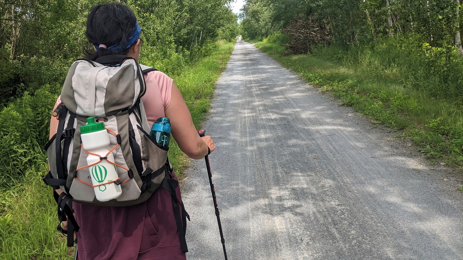 Des marcheurs arrivent dans le secteur d'Arrière-pays