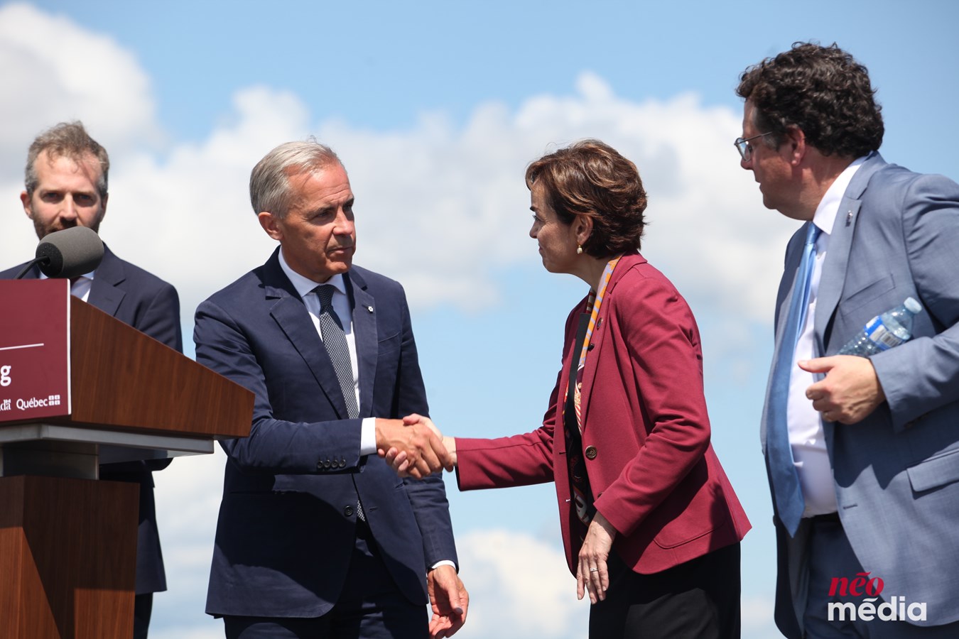 Le Premier ministre du Canada, Mark Carney serrant la main à la Première ministre du Québec, Christine Fréchette à Lévis, ce lundi 24 août