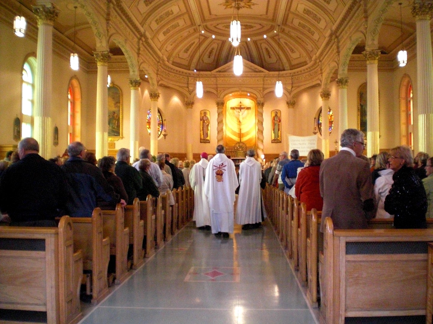 Plus de 1000 personnes assistent à la messe d’adieu des Franciscains