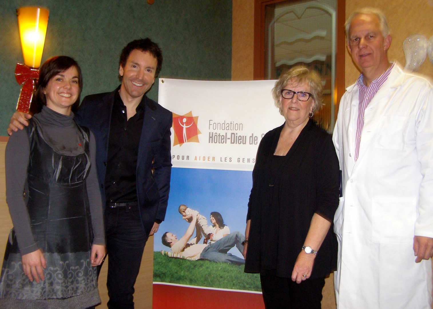 Éric Salvail remet 25 370 $ à la Fondation Hôtel-Dieu de Sorel pour l’achat d’équipement