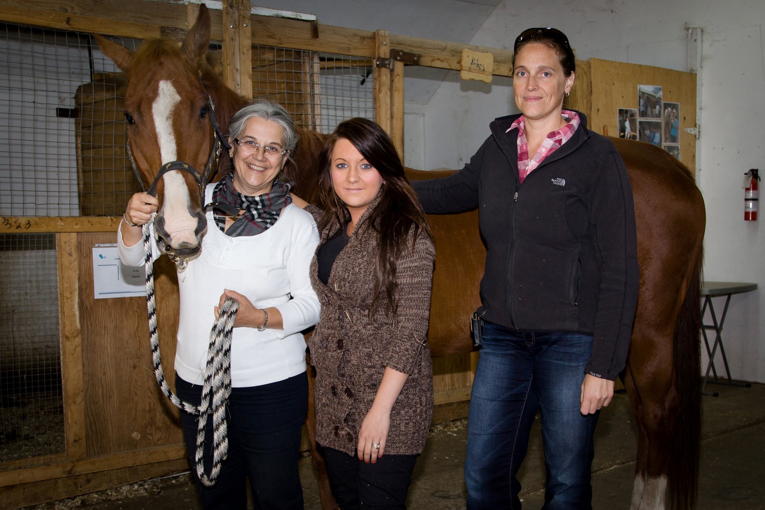 Éliane Trempe, directrice générale du programme d'équitation thérapeutique Les Amis de Joey, en compagnie de Pascale Piché et de Sabrina Beauchesne, étudiantes en éducation spécialisée au Cégep de Sorel-Tracy. Elles tiendront une activité portes ouvertes pour les aînés le 8 octobre, de 9 h à 12 h, au 216, rue Victoria, à Sorel-Tracy.