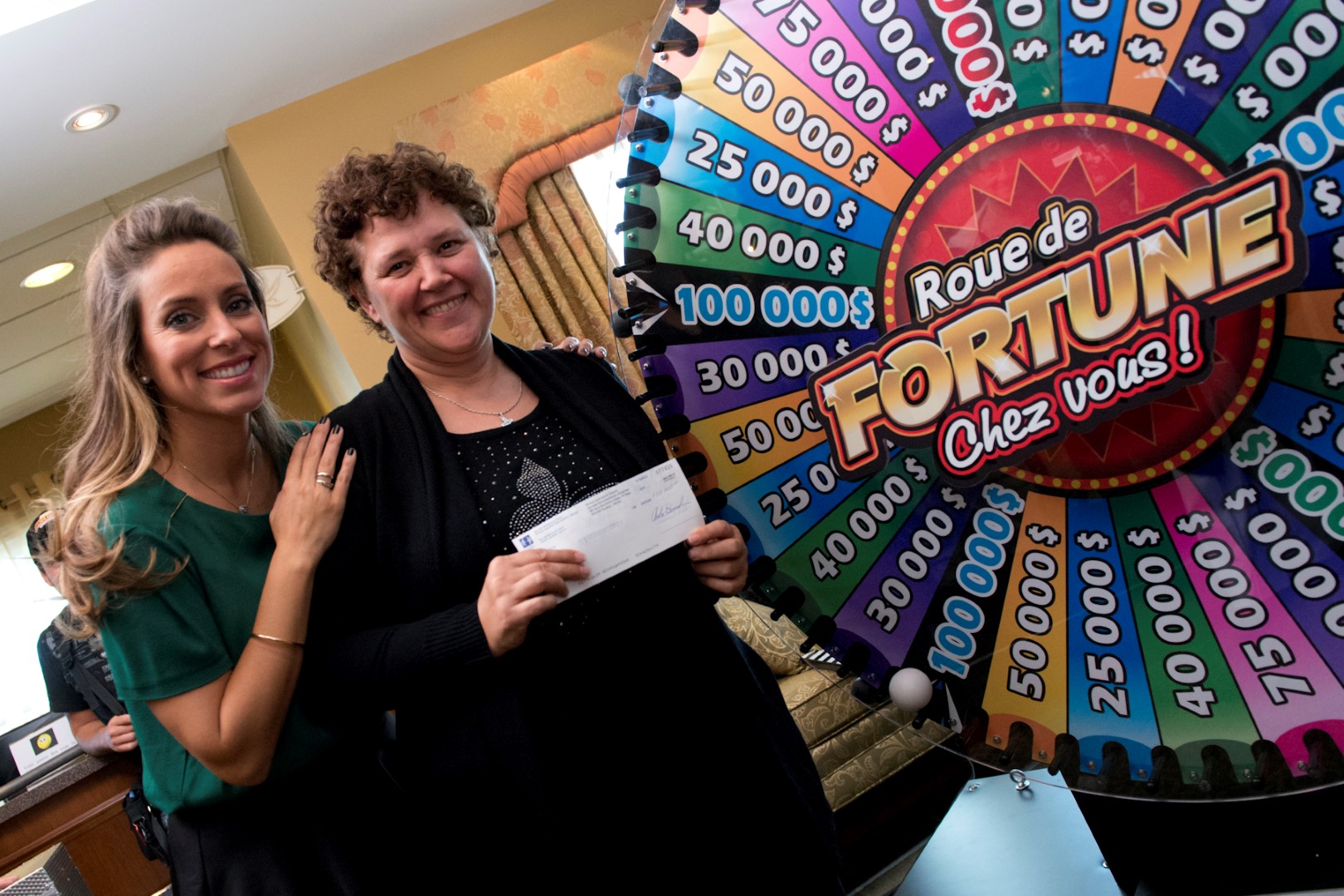 L'heureuse gagnante Michelle Gazaille, à droite, en compagnie de l'animatrice de Roue de fortune chez vous, Anick Dumontet.