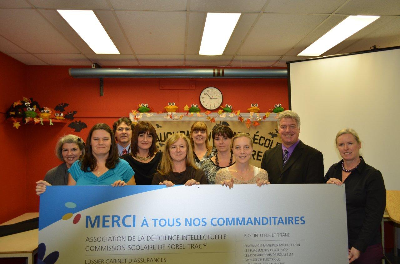 Claudine Lemieux, préposée aux élèves handicapés, Annie Thiffault, technicienne en éducation spécialisée, Denis Leroux, directeur du pavillon Tournesol et de l’école secondaire Fernand-Lefebvre, Sophie Pagé, enseignante, Nathalie Auger, enseignante, Line Gadbois, préposée aux élèves handicapés, Isabelle Tremblay, enseignante, Marie-Claude Antaya, technicienne en éducation spécialisée, Sylvain Cloutier, ancien directeur et instigateur du projet, ainsi que Chantale Péloquin, enseignante.