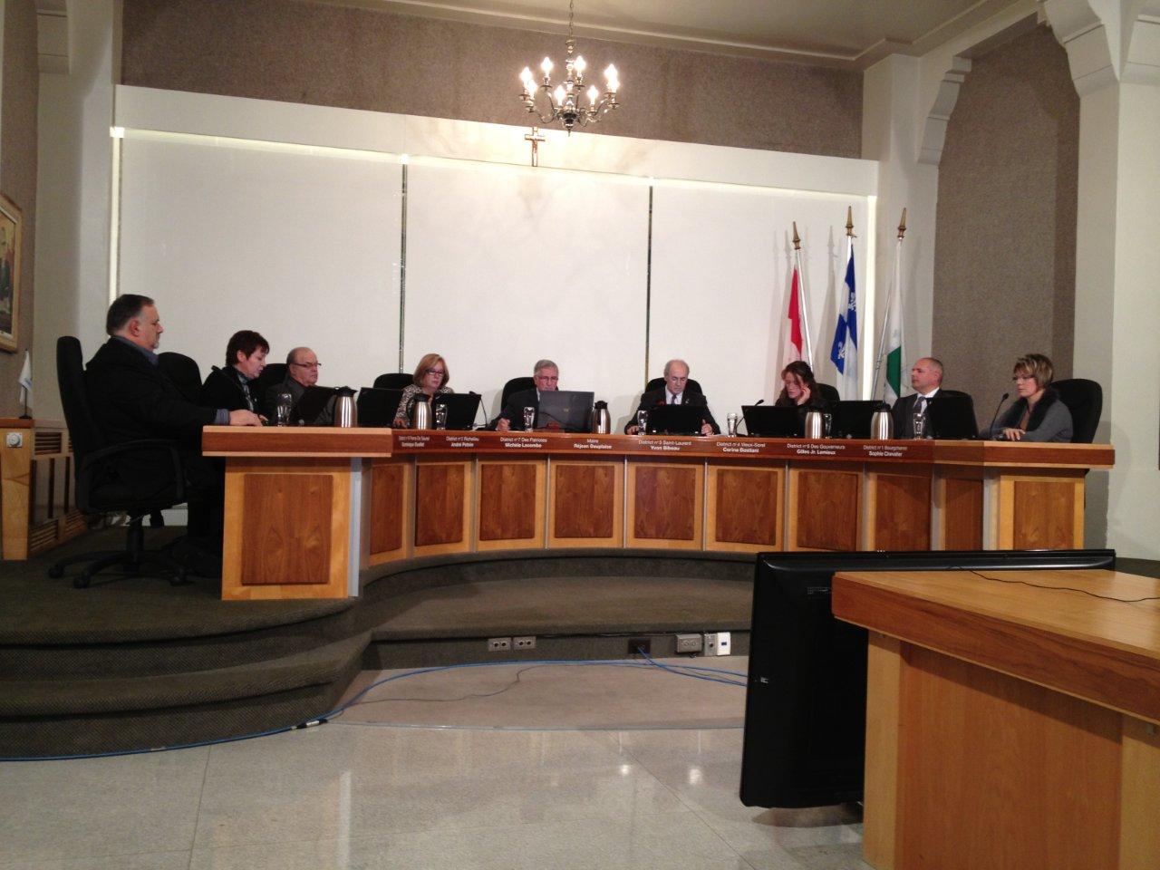 Des commentaires chauds et froids sur le référendum au conseil municipal