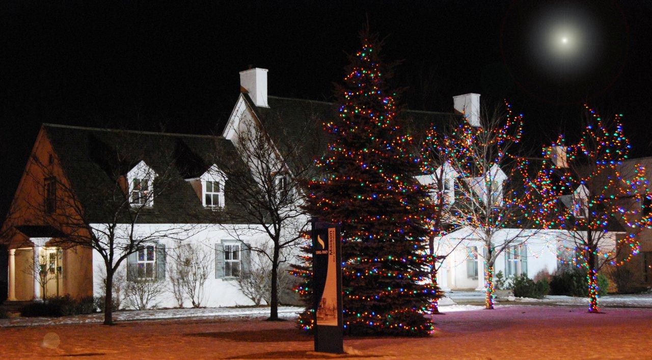 En souvenir du premier sapin illuminé au Canada