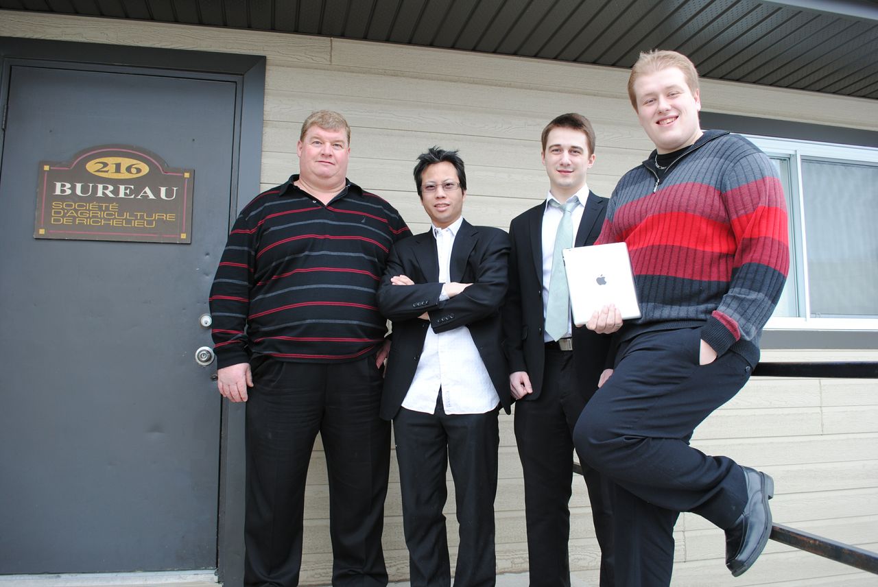 Alain Beaudin, commissaire agricole de la Société d'agriculture de Richelieu, Alexandre Vovan, coordonnateur du département des Techniques de l'informatique du Cégep de Sorel-Tracy, Mathieu Larue, étudiant, et Jean-Philippe Hébert, professeur au département des Techniques de l'informatique.