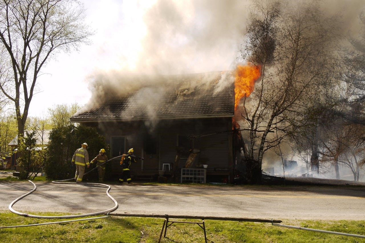 Le feu ravage une maison à Saint-Ours