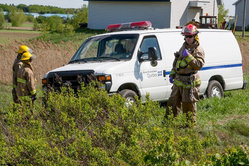 Un fourgon de prisonniers fait une sortie de route