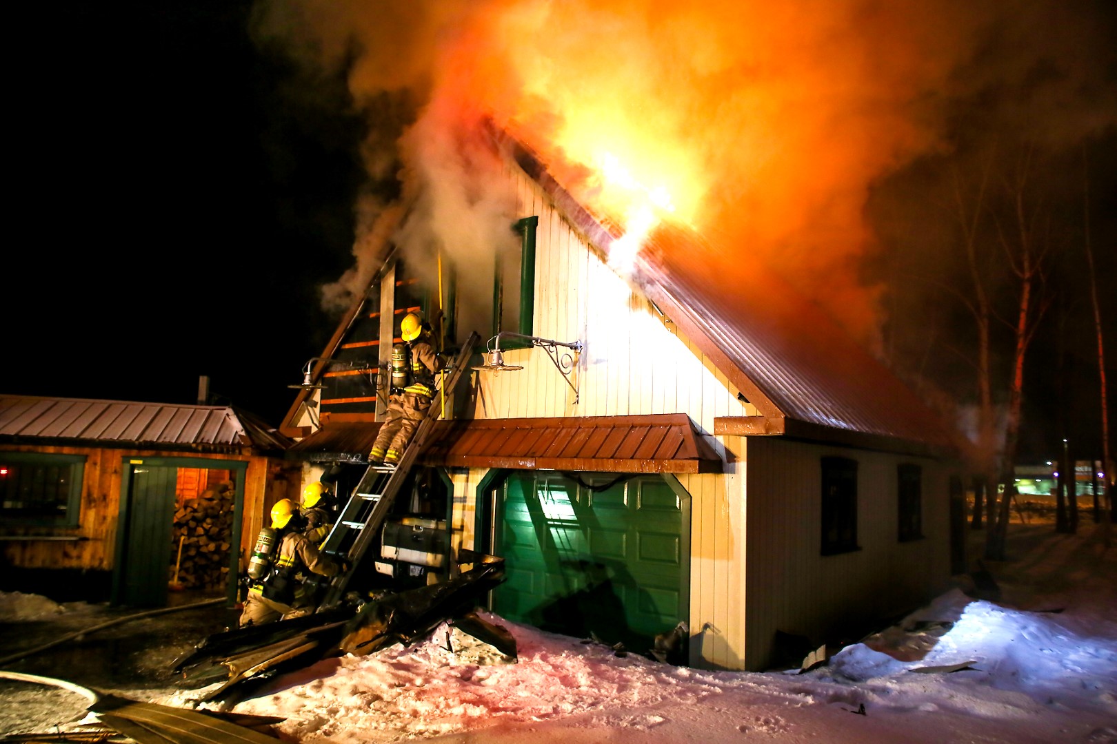Un garage est la proie des flammes
