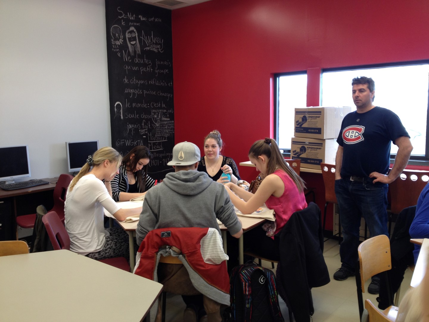 L'équipe l'Escouade Recyclo en plein travail de création.