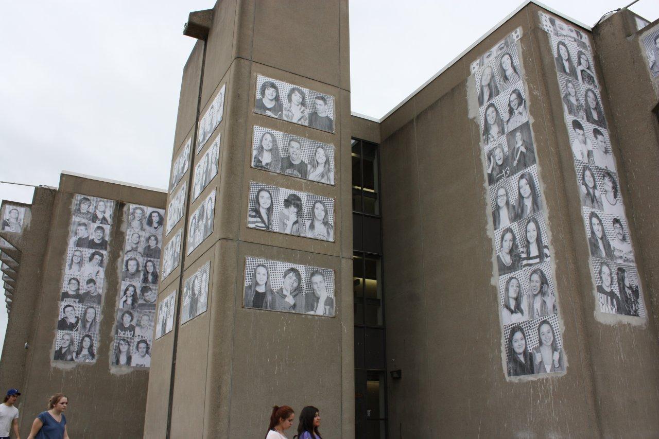Trois jours ont été nécessaires pour coller les photos grand format de 1002 des 1162 élèves de l'établissement d'enseignement.