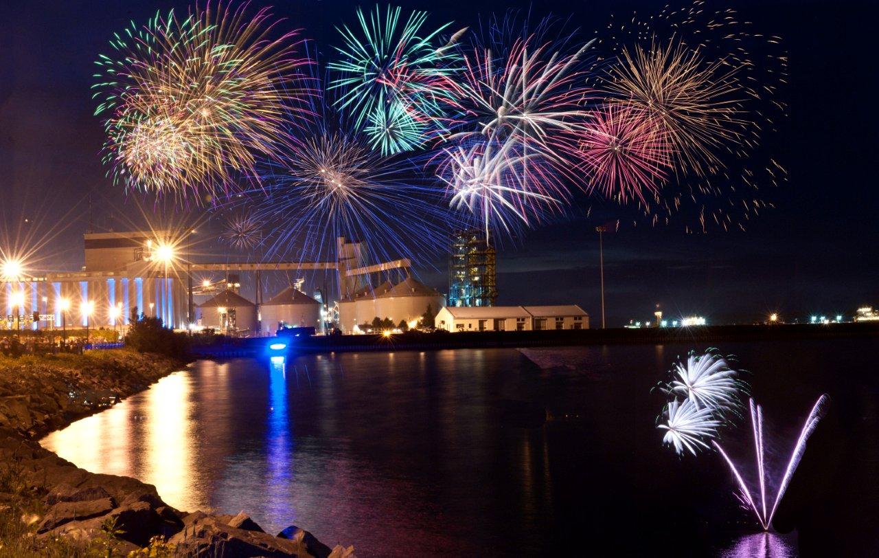 Après plus d'une heure d'attente, les feux de la Saint-Jean ont finalement été déployés à Sorel-Tracy.