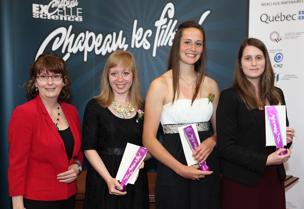Louiselle LeBel, du ministère de l’Agriculture, des Pêcheries et de l’Alimentation, remet des prix Chapeau, les filles! à Christine Baillargeon et à Stéphanie Bélanger-Naud, ainsi que le prix Excelle Science à Laurence Fiset-Sauvageau.