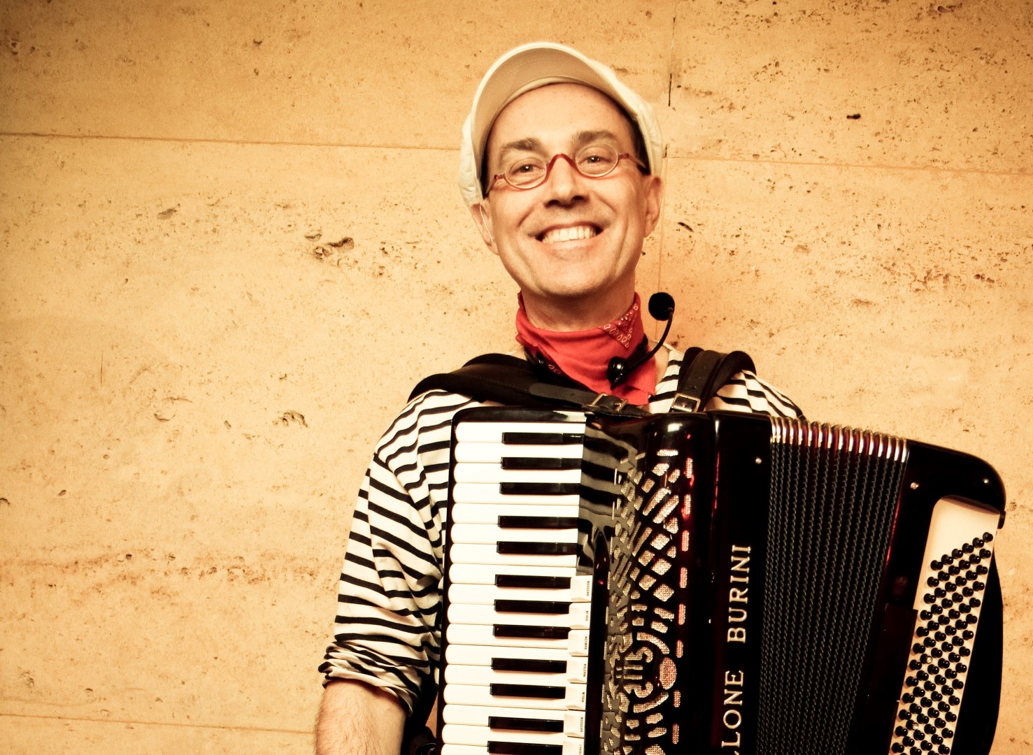 L’accordéoniste-chanteur Luc Lopez en spectacle à Sorel-Tracy