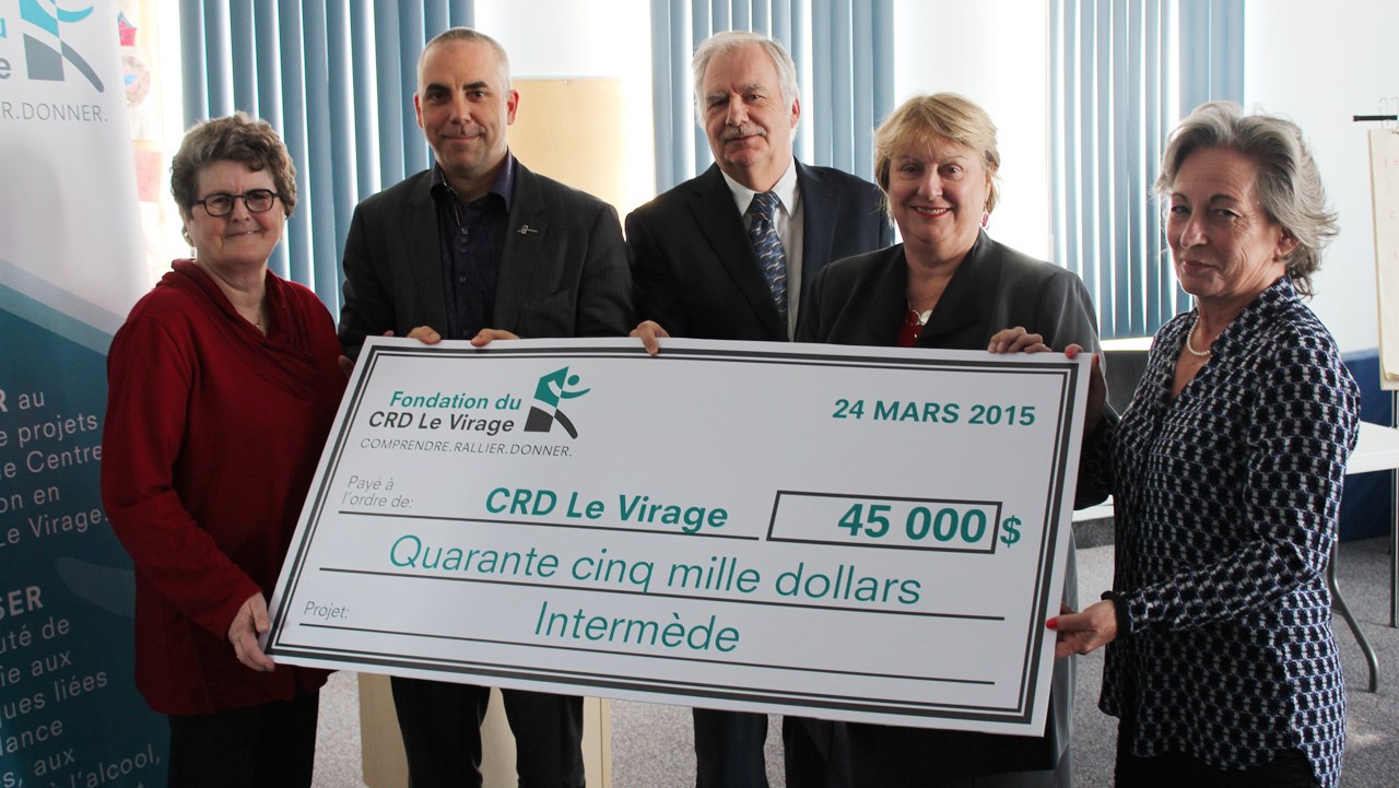 La fondation du CRD Le Virage remet un chèque de 45 000 $ au Centre du même nom
