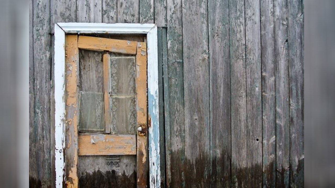 Cette vieille porte est une entrée dans les souvenirs d’une grange construite en 1855 et située à l’arrière de la première maison du village de Sainte-Victoire-de-Sorel. Malgré son long repos, cette porte fixe le temps présent et nous raconte son histoire. Son bois vieilli par les saisons attire notre regard et nous permet de mieux comprendre les richesses de notre patrimoine.