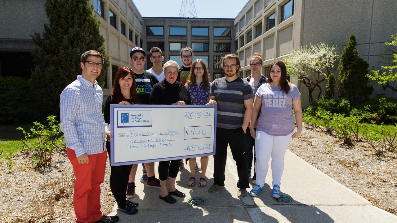 De l'AGEECST, Raphaël Lamoureux, Vincent Quéré-Paquette, Maxence Giroux, Florence Fallon, Joé Leduc, Kate Wilson, Sophie Viens avec la conseillère à la vie étudiante au Cégep de Sorel-Tracy Patricia Arnold, la directrice de la Fondation du Cégep de Sorel-Tracy, Myriam Arpin et son adjoint Vincent Deguise.