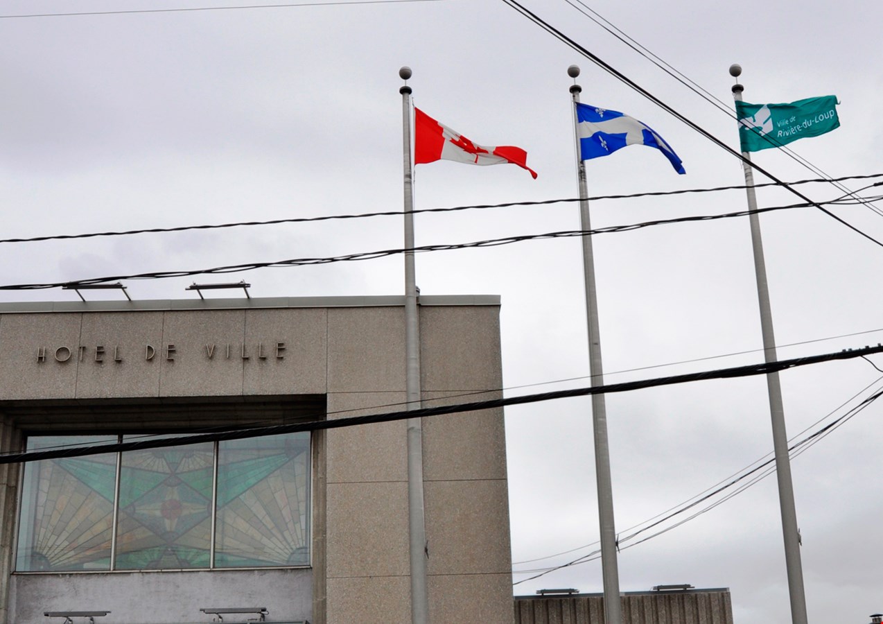 Le drapeau de Rivière-du-Loup flotte à l'Hôtel de ville de Sorel-Tracy