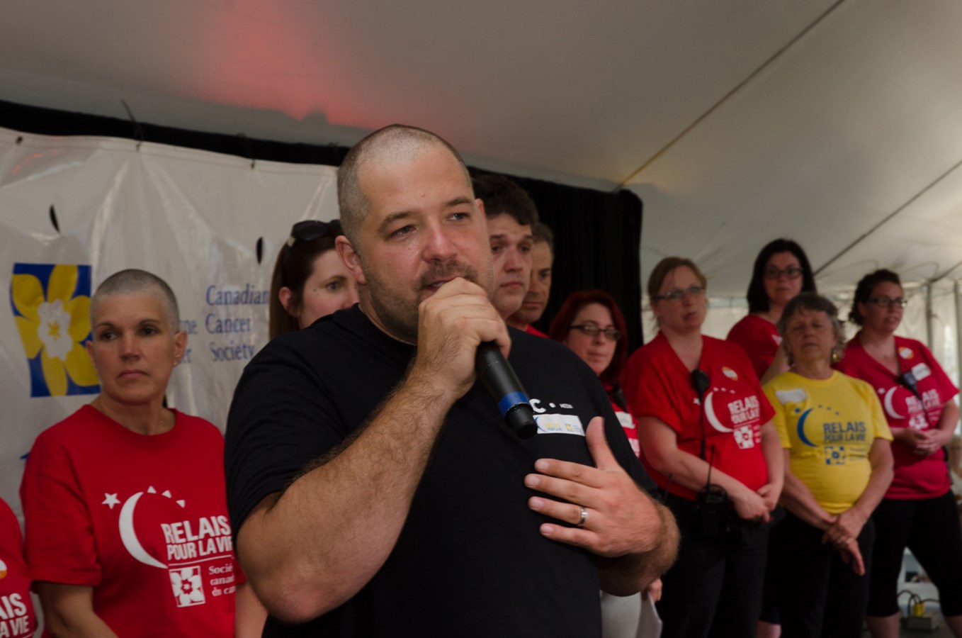 Kévin Arseneault, coprésident d'honneur, s'adressant au public