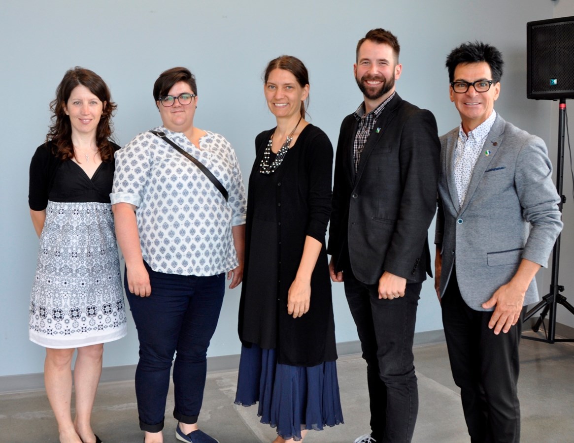 Christine Bouvette, Service des loisirs, Joannie Verreault, artiste et photographe, Anik de Repentigny, professeure en Arts et lettres au Cégep, Patrick Péloquin, conseiller, et le maire Serge Péloquin. Absent sur la photo : Louis Latraverse, responsable des Communications.