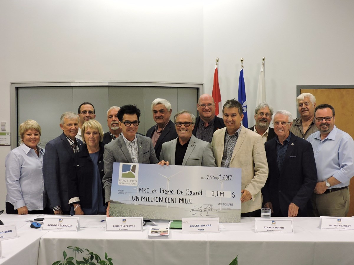 La MRC reçoit son premier chèque du Parc éolien Pierre-De Saurel