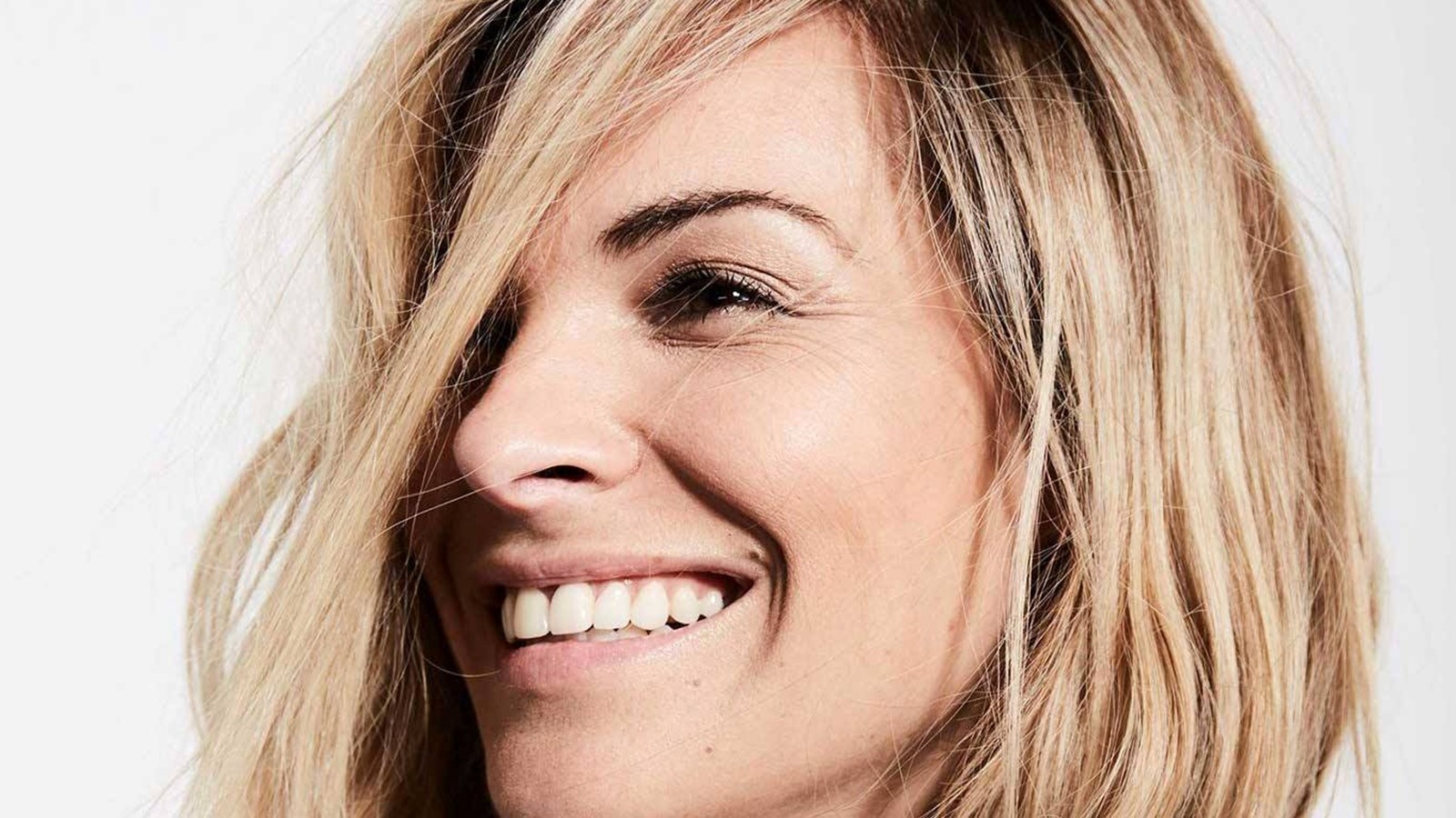 Kim Rusk, animatrice:« Parce que je me rappelle de la jeune téméraire que j’étais et des détours que j’ai pris.  Heureusement des rencontres marquantes m’ont aidé à me ramener sur le droit chemin. Aujourd’hui c’est à mon tour de tendre la main. Très heureuse d’être ambassadrice pour le bal 2159. »