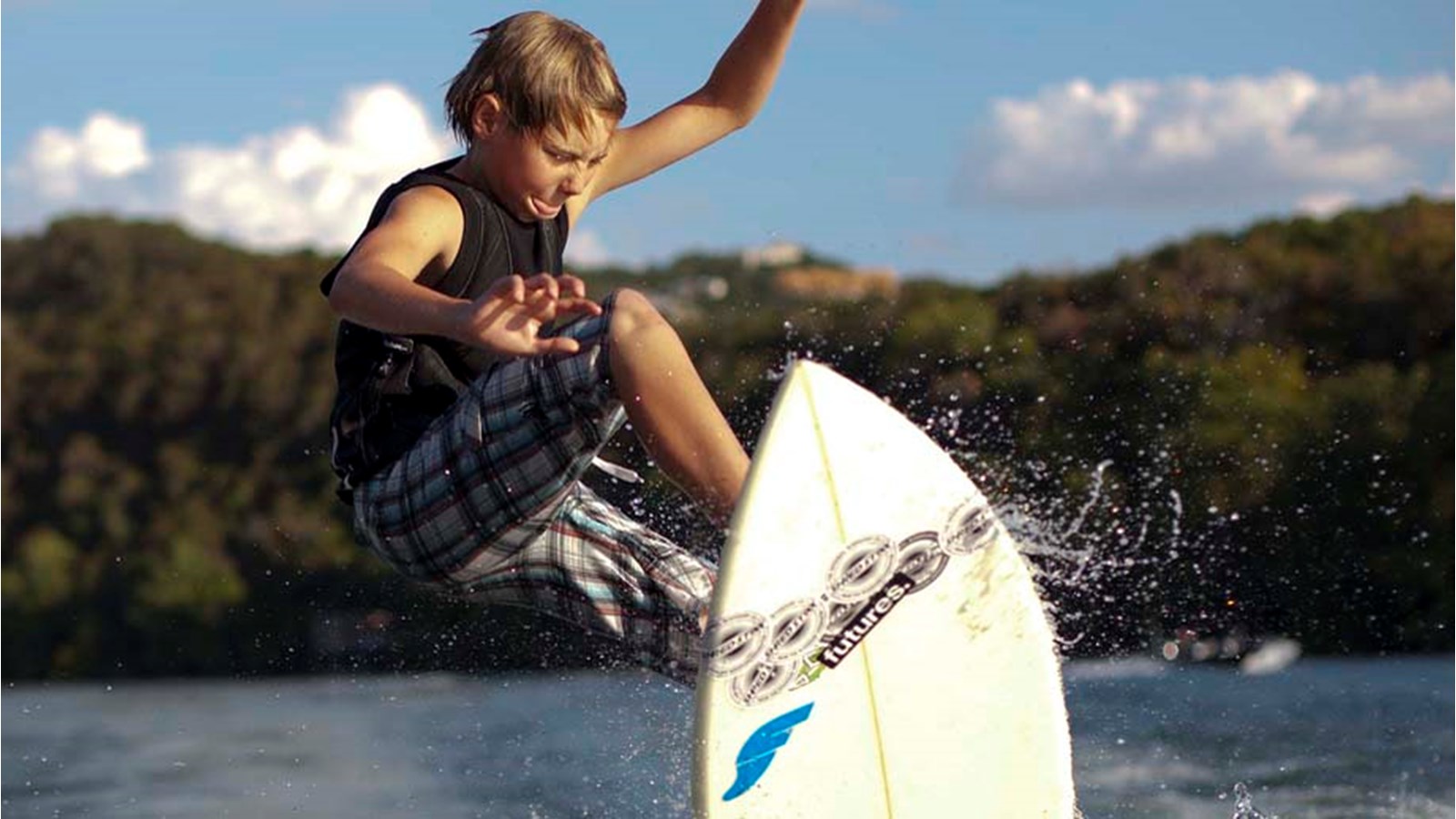 Attention aux intoxications au monoxyde de carbone reliées au "teak surfing" et au "wake surfing"