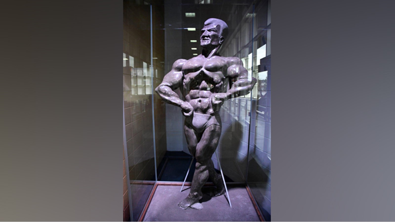  La statue de Robert «Bob» Éthier reprend vie au colisée Cardin