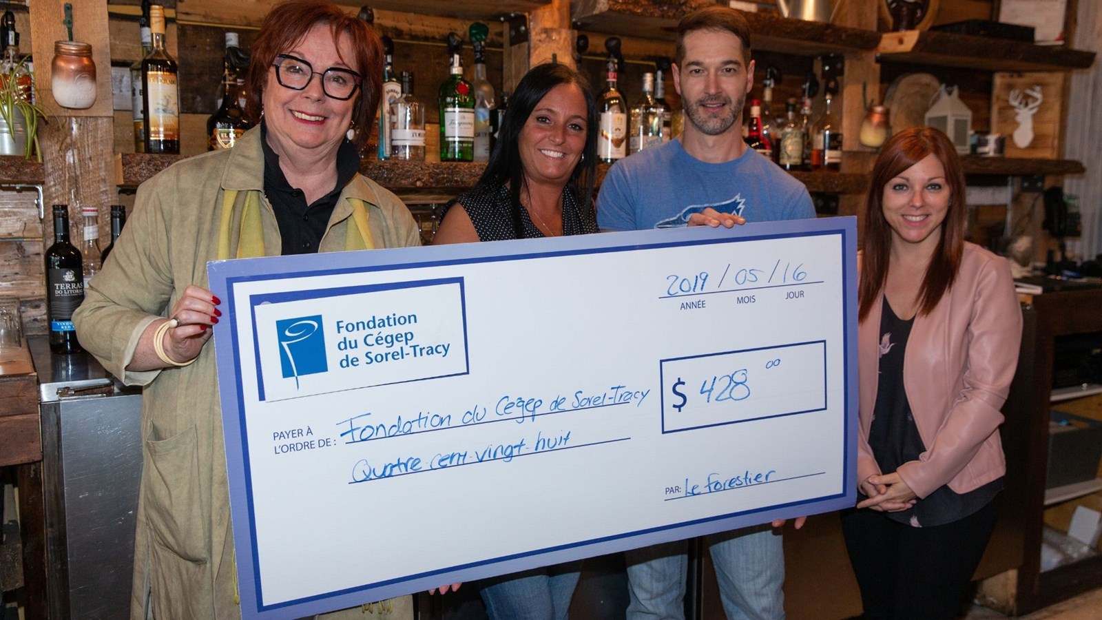 Le Forestier bar à tapas remet 428 $ à la Fondation du Cégep de Sorel-Tracy