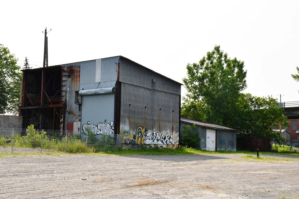 Les hangars seront démolis pour faire place au projet.