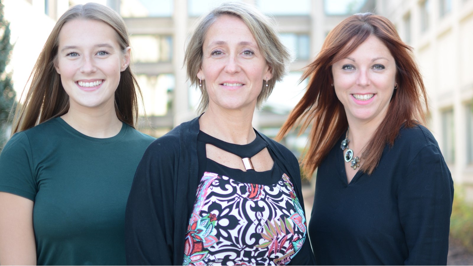 De gauche à droite sur cette photo, on retrouve Stéphanie Desmarais, directrice générale du Cégep de Sorel-Tracy, Myriam Arpin, directrice de la Fondation du Cégep de Sorel-Tracy et Marie-Philippe Villiard, présidente de l'AGEECST. 