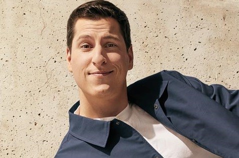 Par son spectacle "Détour", Guillaume Pineault offrira « toute une ride » au public, le 26 septembre prochain. Voici un petit conseil de son cru : « Cantez-vous dans votre banc, bouclez votre ceinture et laissez-moi vous guider dans ce spectacle dont je suis le seul à connaître le chemin... pis encore là, y’a moyen de se perdre! »