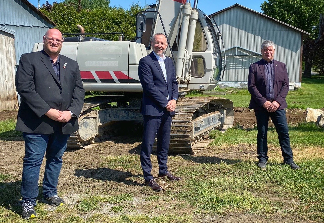 Le maire de Saint-Ours, Sylvain Dupuis, le député de Richelieu, Jean-Bernard Émond et le maire de Saint-Aimé, Denis Benoit.