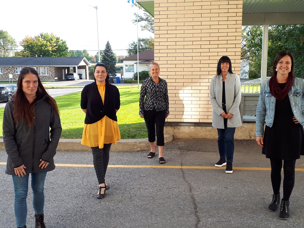 De gauche à droite: Sonia Lauzon, du Centre d’action bénévole de la MRC de Bécancour; Caroline Roy, de La Carotte Joyeuse; Danielle Gamelin, directrice générale de la Fondation; Josée Gariépy, du centre du Plateau Laval et Mariève Proulx-Roy, du CDC Nicolet-Yamaska.