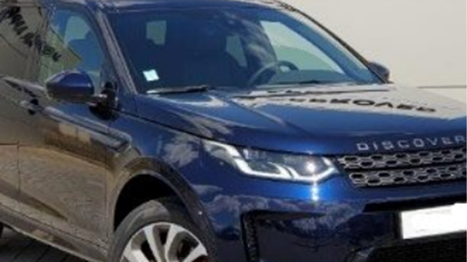 Les deux jeunes filles et la suspecte Jessica Kate Boulet, 34 ans ont  été vus la dernière fois dans un Land Rover Discovery, bleu, 2019, plaque F M V 6 8 2 3 