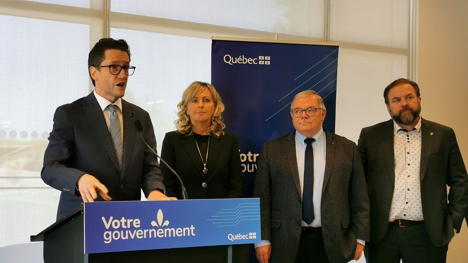 Le ministre de l'Environnement, de la Lutte contre les changements climatiques, de la Faune et des Parcs, Benoit Charette, et son homologue ministre des Affaires municipales  Andrée Laforest, le député de Beauce-Nord, Luc Provençal et le président de la FQM, Jacques Demers.