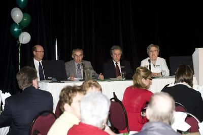 Yvan Maheux, président du conseil de surveillance, Gilles Daviault, président du conseil d'administration, Alain Martineau, directeur général et Yolande Thérien, secrétaire du conseil d'administration, ont fièrement dévoilé les résultats de la caisse lors de la dernière assemblée générale.