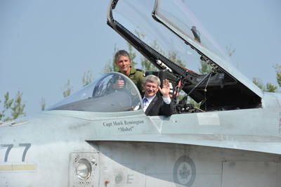Stephen Harper et le major Daniel Dionne sont montés sur un CF-18.